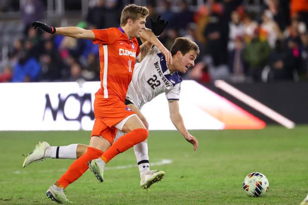 功晉級爭冠 功晉級爭冠